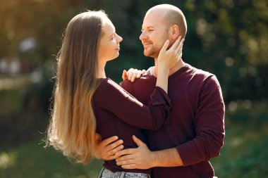 Güzel bir çift sonbahar parkında vakit geçirir.