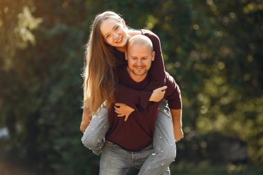 Güzel bir çift sonbahar parkında vakit geçirir.