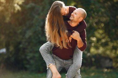 Güzel bir çift sonbahar parkında vakit geçirir.