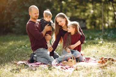 Sonbahar parkında tatlı çocuklu bir aile.