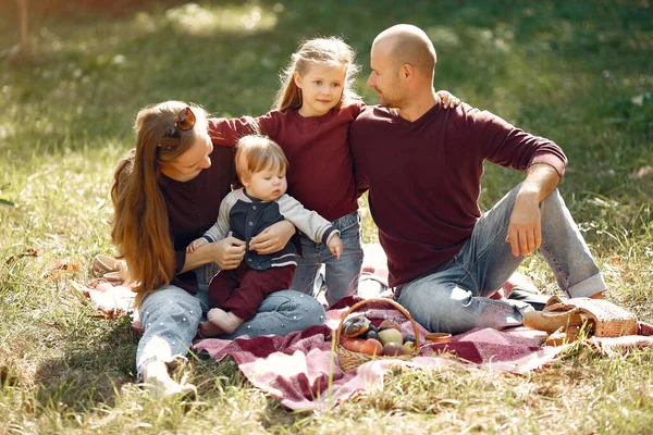 Familie mit niedlichen Kindern in einem herbstlichen Park — Stockfoto