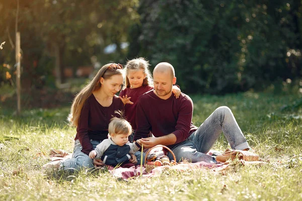 Familie mit niedlichen Kindern in einem herbstlichen Park — Stockfoto