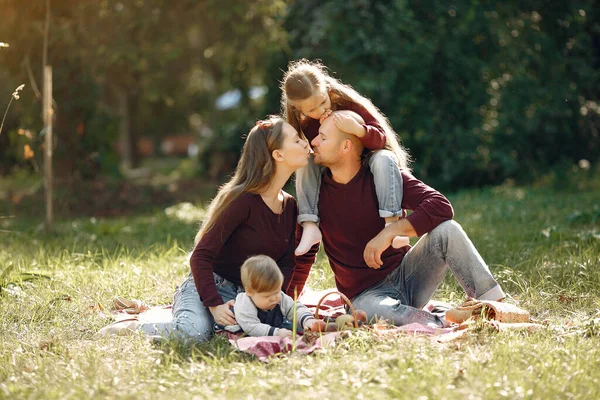 Família com crianças bonitos em um parque de outono — Fotografia de Stock