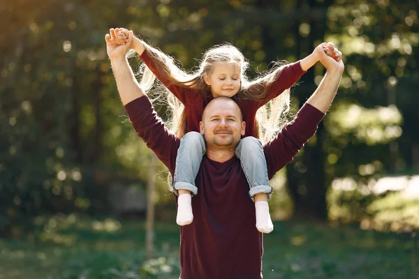 Nette Familie spielt in einem herbstlichen Park — Stockfoto