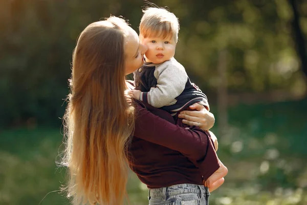 Mor med dotter leker i en sommarpark — Stockfoto