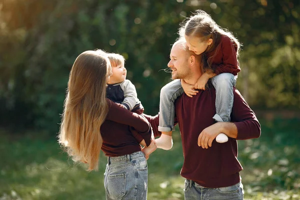 Familie mit niedlichen Kindern in einem herbstlichen Park — Stockfoto