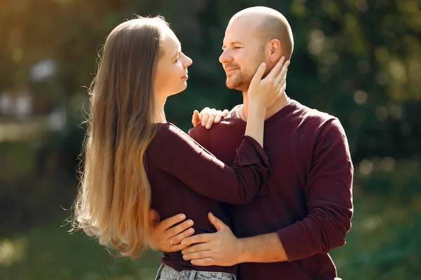 Güzel bir çift sonbahar parkında vakit geçirir.