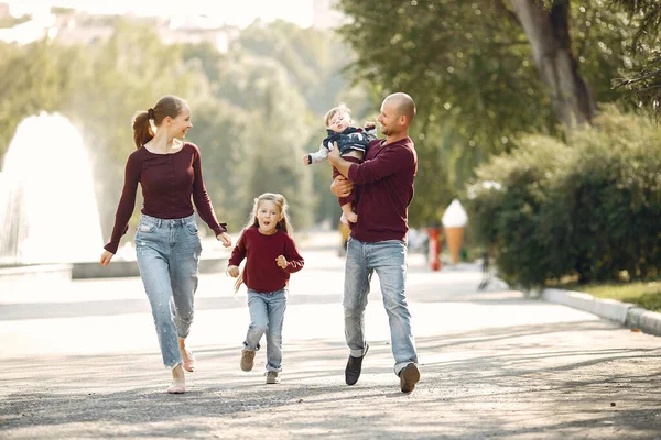 Sonbahar parkında tatlı çocuklu bir aile.