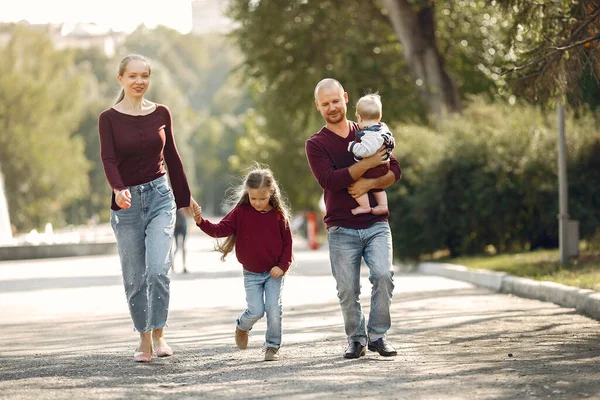 Familie mit niedlichen Kindern in einem herbstlichen Park — Stockfoto