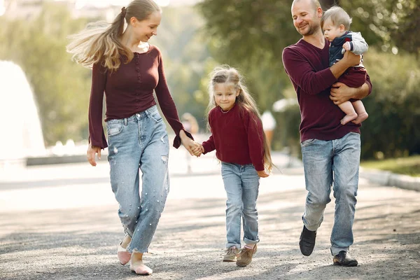 Familie mit niedlichen Kindern in einem herbstlichen Park — Stockfoto