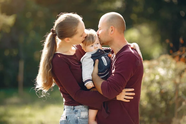 Familie mit niedlichen Kindern in einem herbstlichen Park — Stockfoto