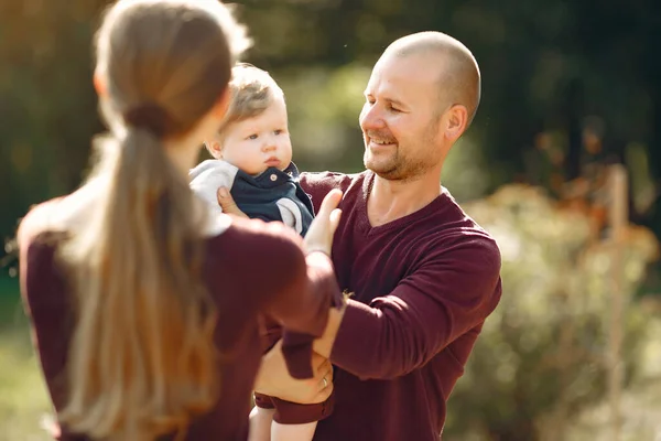 Familie mit niedlichen Kindern in einem herbstlichen Park — Stockfoto