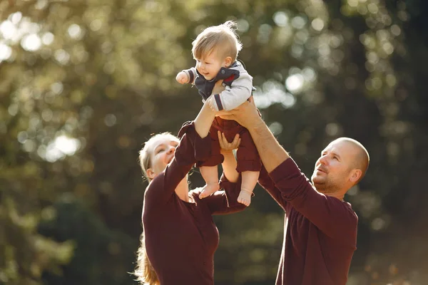 Familie mit niedlichen Kindern in einem herbstlichen Park — Stockfoto