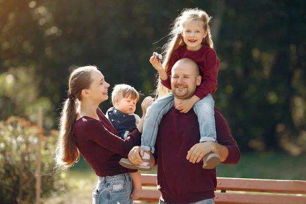 Familie mit niedlichen Kindern in einem herbstlichen Park — Stockfoto