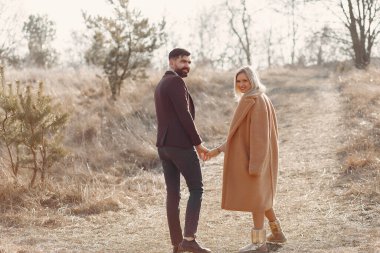 Bahar tarlasında yürüyen çift