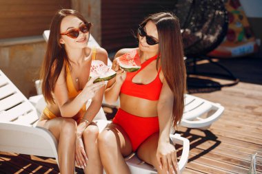 Bir tatil üzerinde iki zarif ve şık kız
