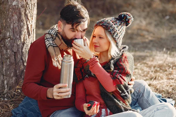 Casal sentado junto à árvore em uma floresta de primavera — Fotografia de Stock