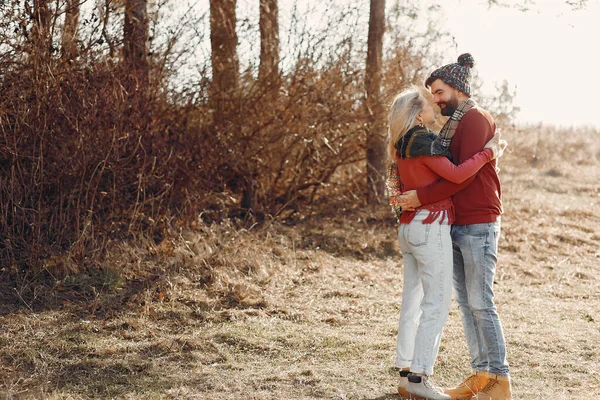 Paar hebben plezier in een lente bos — Stockfoto