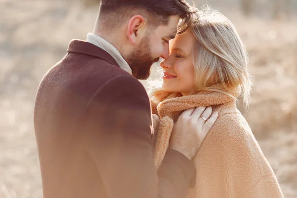 Couple marchant dans un champ de printemps — Photo