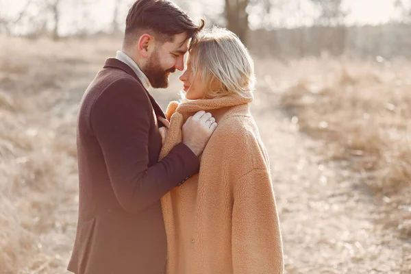 Caminhada de casal em um campo de primavera — Fotografia de Stock