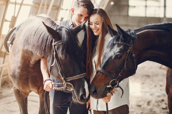 Bonito casal amoroso com cavalo no rancho — Fotografia de Stock