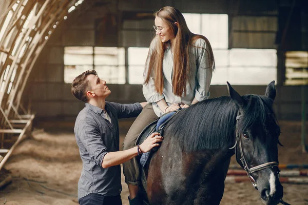 Couple affectueux mignon avec cheval sur ranch — Photo