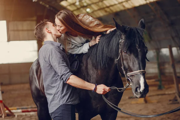 Мила любляча пара з конем на ранчо — стокове фото