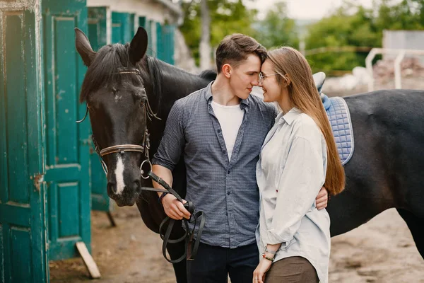 Couple affectueux mignon avec cheval sur ranch — Photo