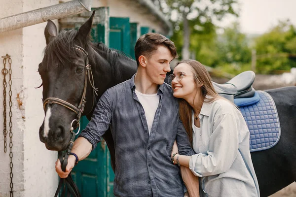 Couple affectueux mignon avec cheval sur ranch — Photo