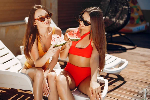 Dos chicas elegantes y elegantes en un resort — Foto de Stock