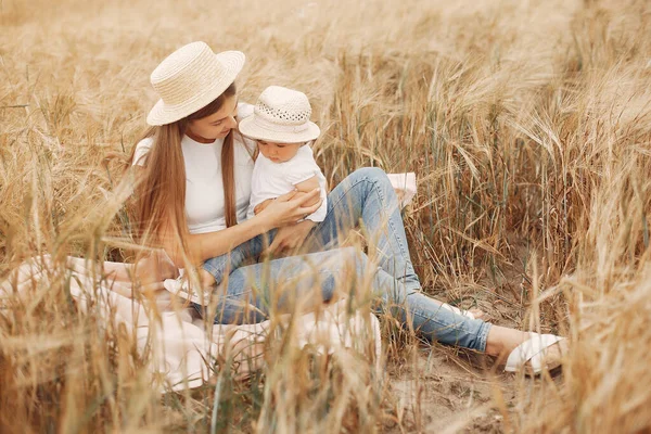 Mor med dotter som leker på ett sommarfält — Stockfoto