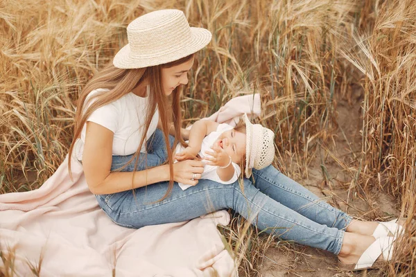 Matka z córką bawiącą się na letnim polu — Zdjęcie stockowe