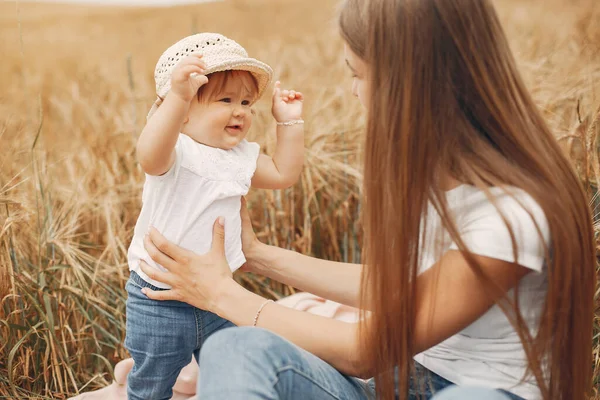 Madre con hija jugando en un campo de verano — Foto de Stock