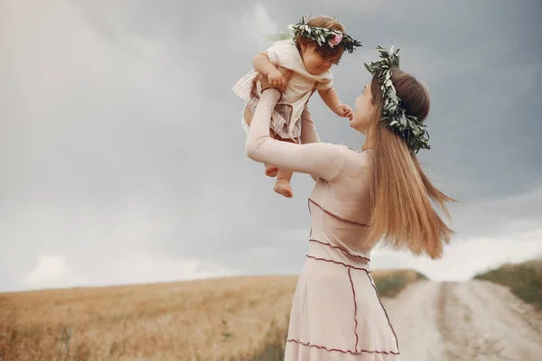 Matka s dcerou hrají na letním poli — Stock fotografie