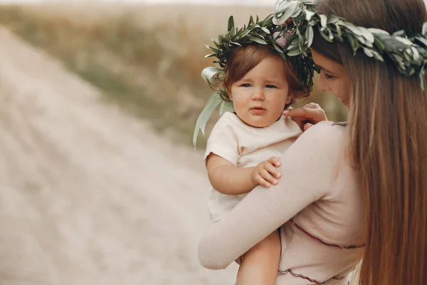 Madre con figlia che gioca in un campo estivo — Foto Stock