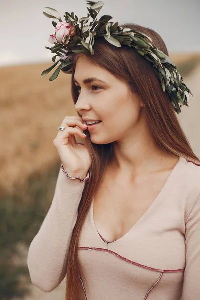 Elegantes und stilvolles Mädchen in einem Sommerfeld — Stockfoto