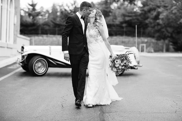 Casal perto de carro velho — Fotografia de Stock