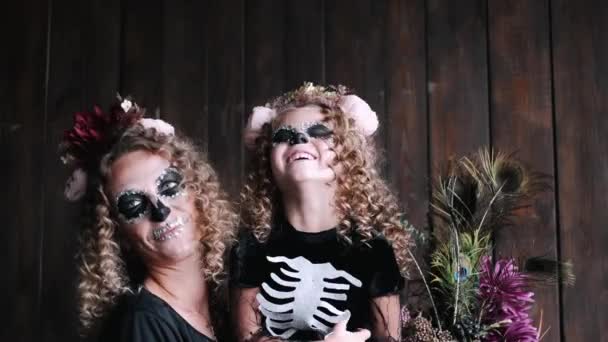 Moeder en dochter met krullend haar en make-up in de studio — Stockvideo