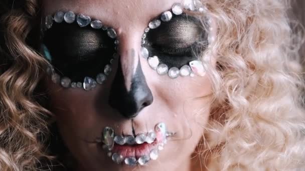 Close-up van de vrouw met krullend haar en buitengewone make-up — Stockvideo