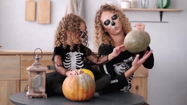 Madre e figlia con i capelli ricci che indossano costumi di Halloween — Video Stock