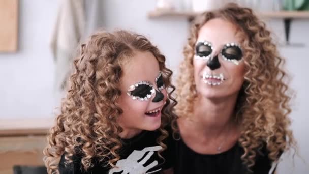 Mãe e filha em trajes de Halloween brincando juntos na cozinha — Vídeo de Stock