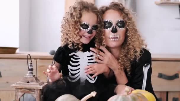 Retrato de mãe e filha com cabelo encaracolado vestindo trajes — Vídeo de Stock