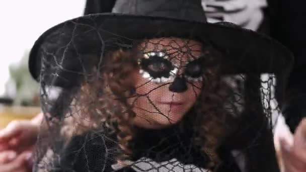 Portret van meisje met krullend haar in Halloween kostuum met hoed — Stockvideo