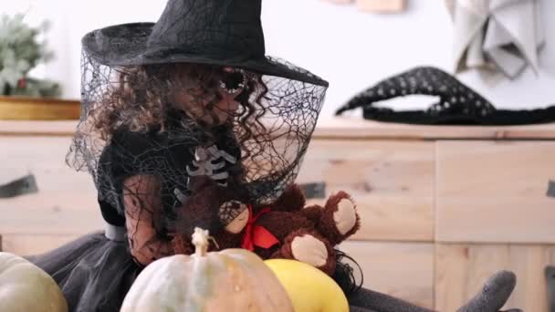 Niño con maquillaje sentado en la mesa en traje de Halloween — Vídeos de Stock