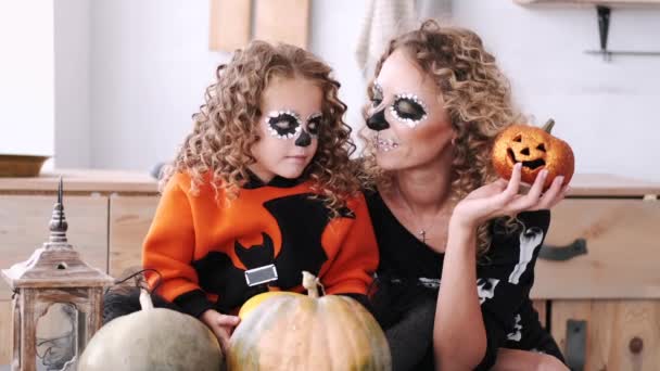 Matka a dcera s kudrnatými vlasy na sobě halloween kostýmy — Stock video