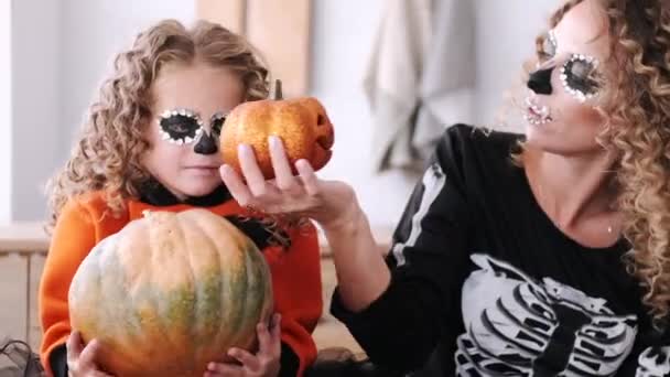 Cadılar Bayramı kostümü giyen kıvırcık saçlı anne ve kız. — Stok video