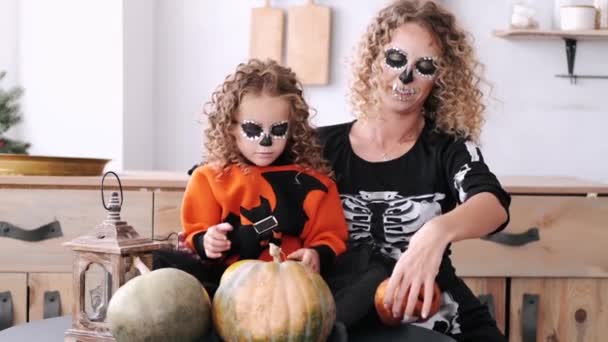 Мати і дочка з кучерявим волоссям в костюмах Хеллоуїна — стокове відео