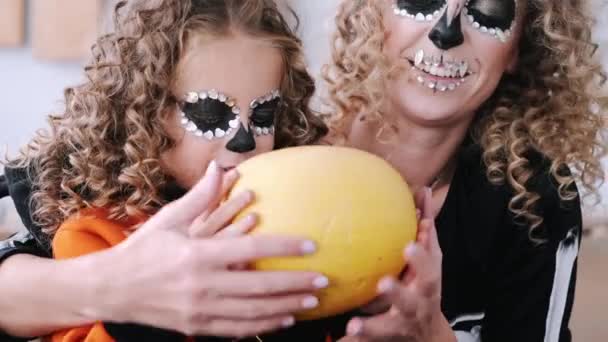 Mère et fille aux cheveux bouclés portant des costumes d'Halloween — Video