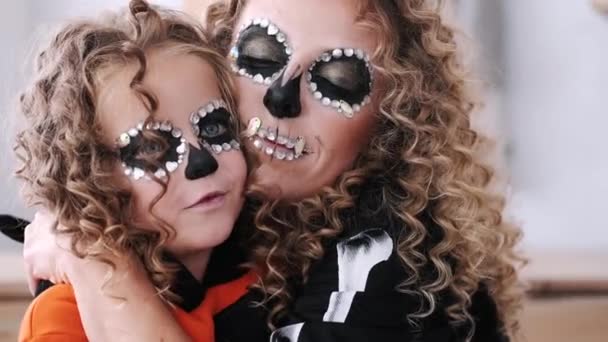 Portrait of mother and daughter with curly hair wearing costumes — Stock Video