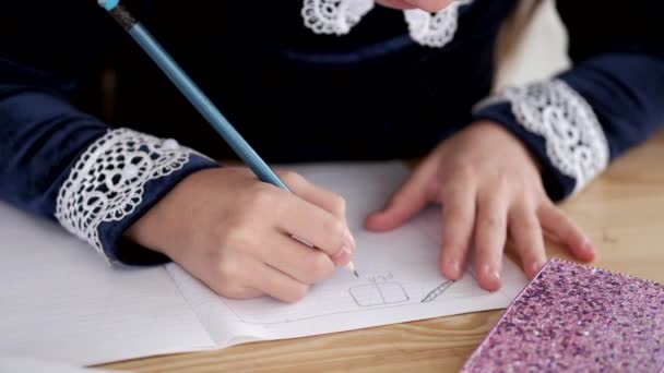 Vista recortada de las manos de los niños sosteniendo el lápiz en el escritorio — Vídeos de Stock